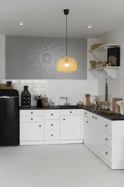 Habitación moderna vacía con muebles en fuengirola