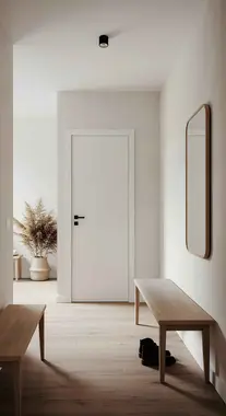 Interior minimalista del pasillo con banco de madera y espejo en fuengirola